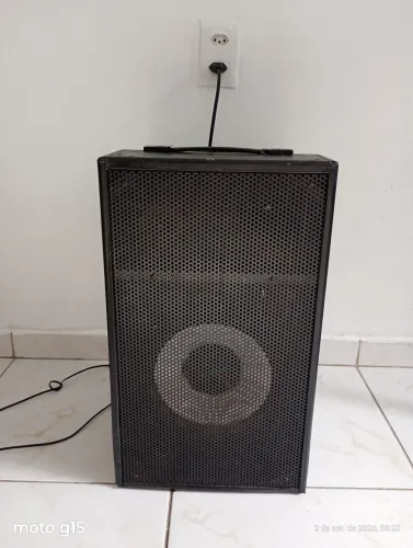 Caixa de som amplificada muito boa funcionando tudo perfeito 