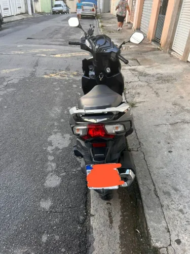 Moto praticamente nova com detalhes mínimo na lateral nada mais tudo em dia