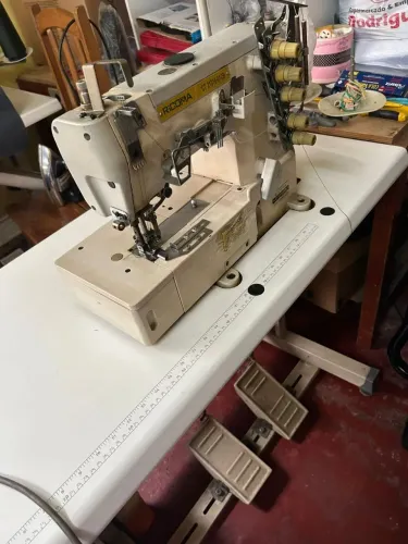 Máquina de costura Galoneira 3 agulhas  valor 3.500