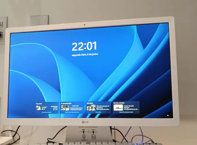 Vende PC All in One, LG, branco 4Gb RAM 250Gb SSD.
