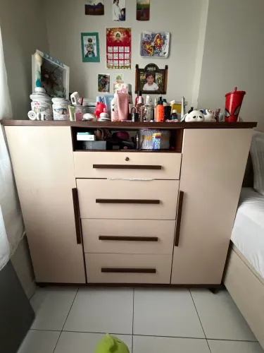 Cômoda com 2 portas e 4 gavetas