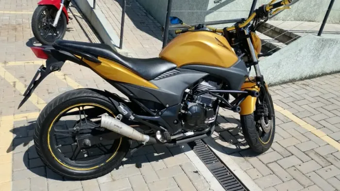 HONDA CB300R gasolina 2010 personalizada impecável (moto única / exclusiva)