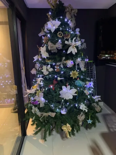 Vendo árvore de Natal de 2 metros com enfeites