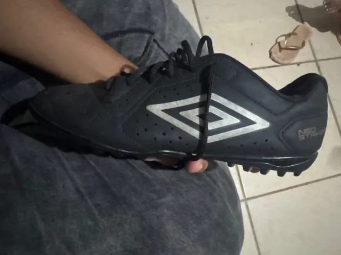 Vendo chuteira umbro society número 43