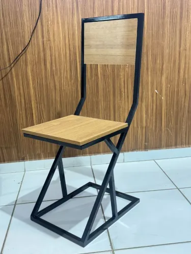 Cadeira de Metalon estilo industrial.