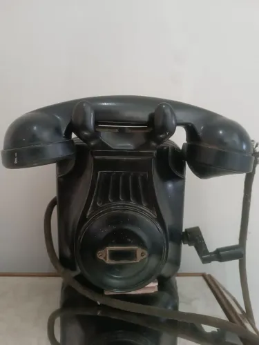Telefone antigo de parede em baquelite em perfeito estado sem trincas 250 reais