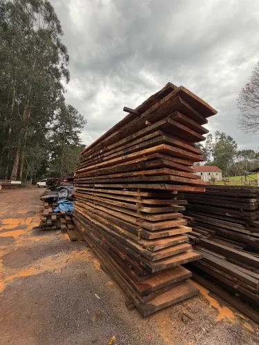Mesas cascatas maciças pranchas