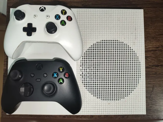 XBOX ONE S 1TB + 2 CONTROLES
