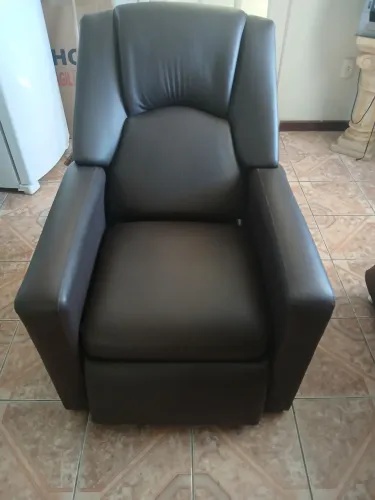 POLTRONA DO PAPAI. USADA. COR MARROM.