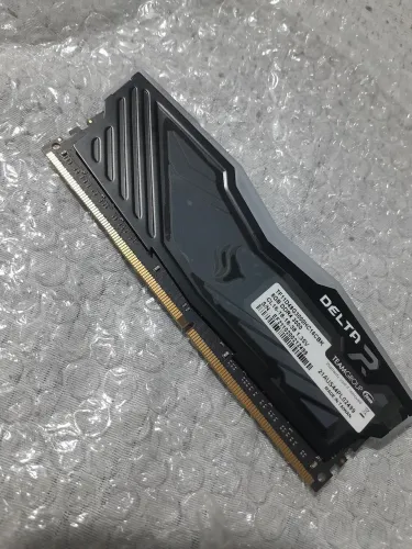 Memória RAM Team Group T-Force Delta RGB de 8GB DDR4.