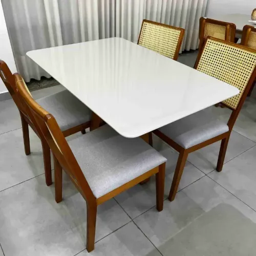 Mesa de jantar com 4 cadeiras
