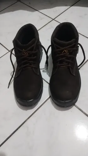 Vende-se Botina Bracol.