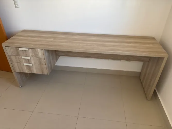 Vende-se escrivaninha