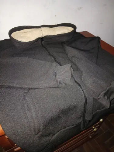 Jaqueta preta moletom lãnzinha com capuz ,usada 2 vezes .