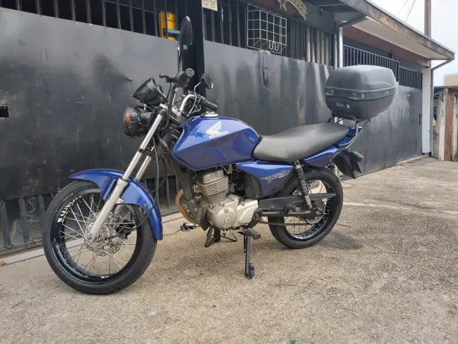 Vende-se Titan 150 ks ( pedal e freio a disco sem partida )