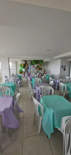 Aluguel de mesas e cadeiras com toalhas
