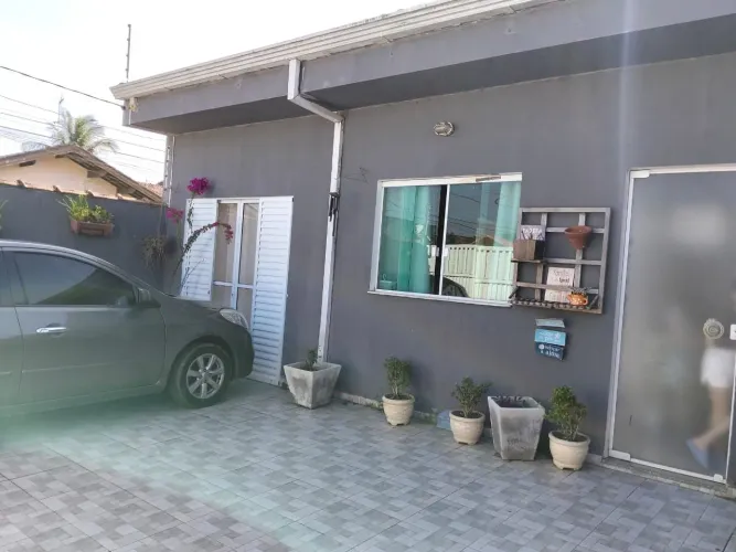 Casa com excelente localização a três quilômetros da praia.
