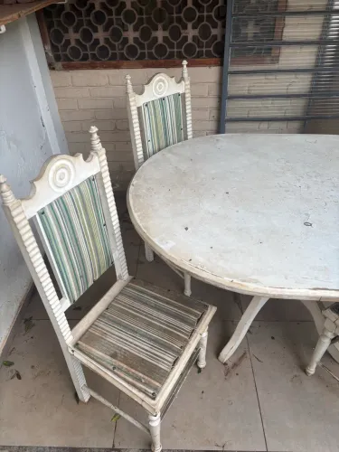 Mesa de madeira maciça