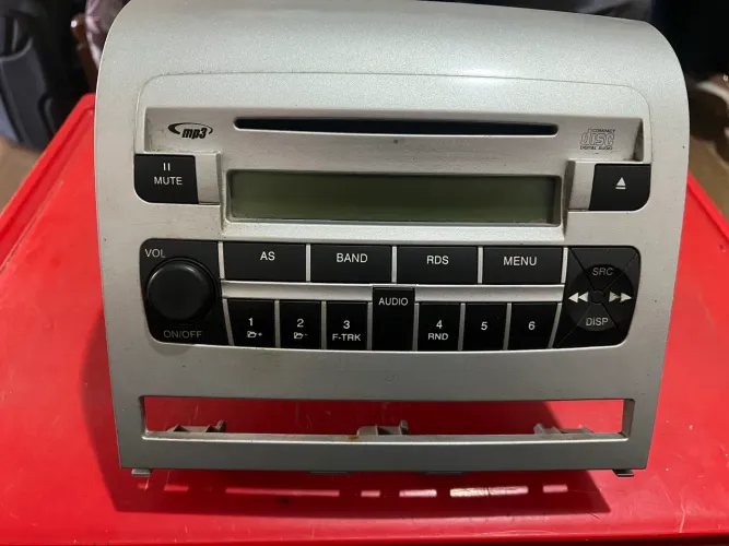 Auto rádio de carro com acabamento Fiat
