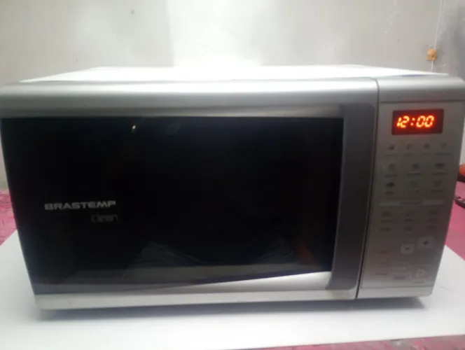 microondas Brastemp 20 litros funcionando perfeitamente só marcas de uso