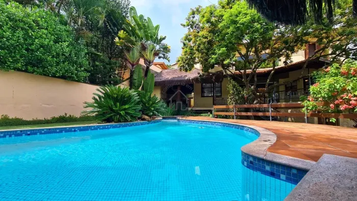 Casa para locação com 5 quartos no Condomínio Marambaia em Vinhedo.