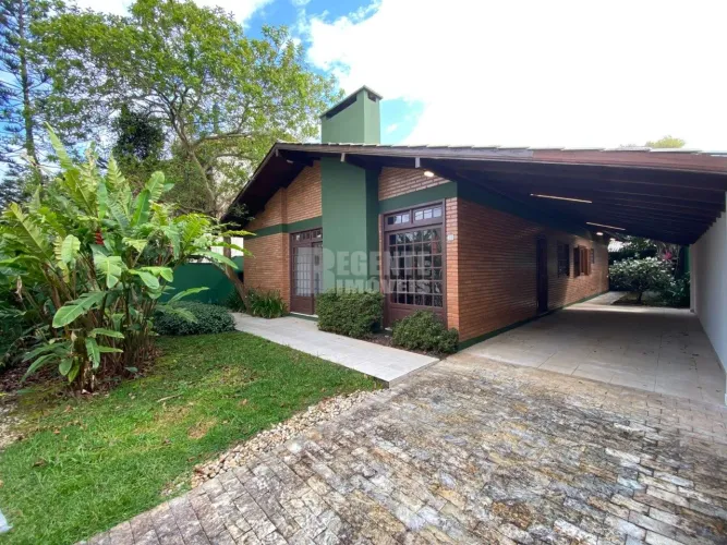 Ótima casa de 3 dormitórios para locação no bairro Córrego Grande!