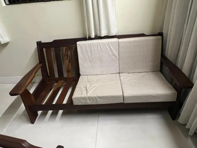 SOFÁ EMBUIA 3 LUGARES