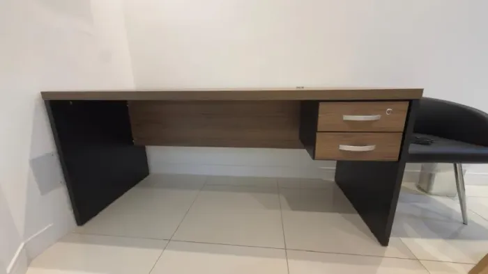 Mesa de escritório com gaveteiro - 170 x 70