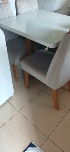 Mesa quadrada, em laca, com tapo de vidro, acompanha 4 cadeiras!