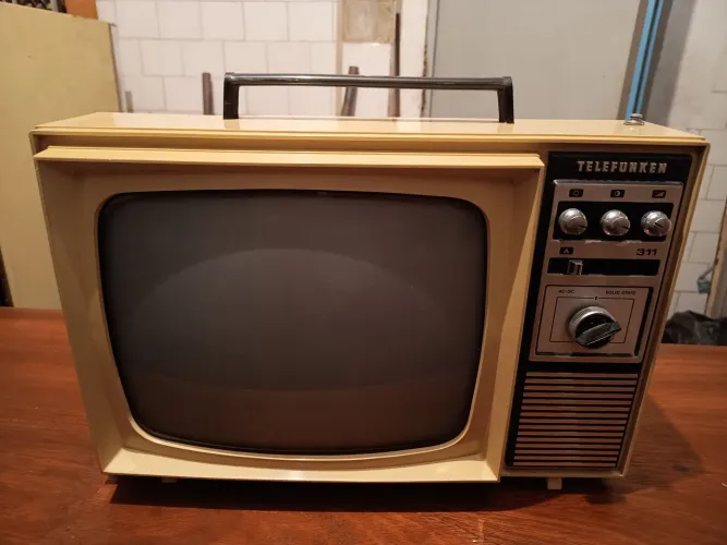 TV Telefunken 311 portátil retrô não funciona.
