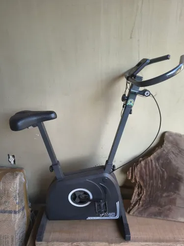 Bicicleta ergométrica pouco usada