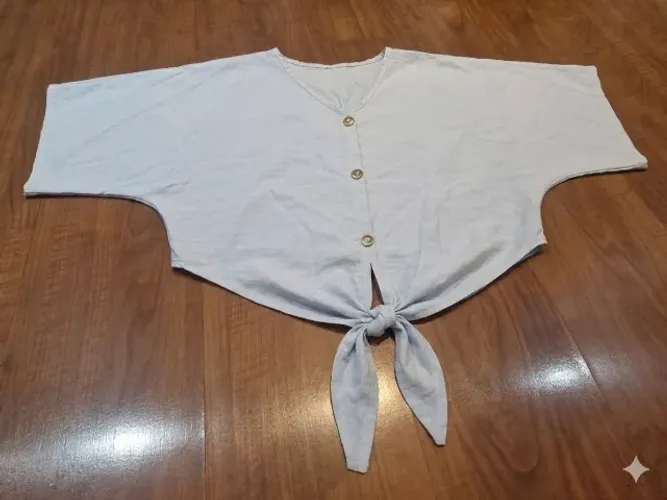 crop-top com amarração frontal e decote em V.