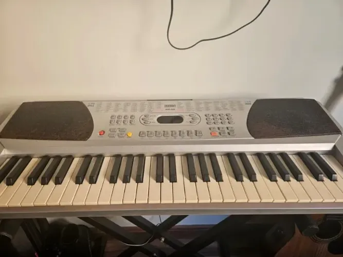 Teclado CSR-558 + Suporte (usado - bom estado)