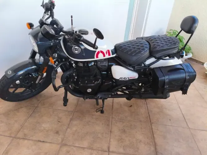 A Royal Enfield Shotgun 650, Stencil White mod. 2026 ótimo estado, não aceito troca