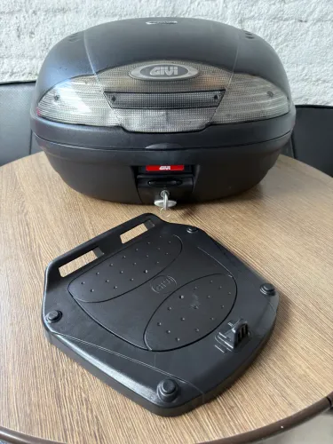 Baú Givi 45 litros para 2 capacetes