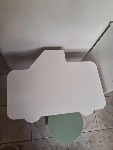 Mesa com banquinho infantil formato carro