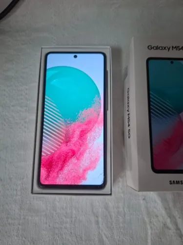 vendo celular galaxy M54 de 128gb versao do androd 16 em otimo estado apenas com um trinca