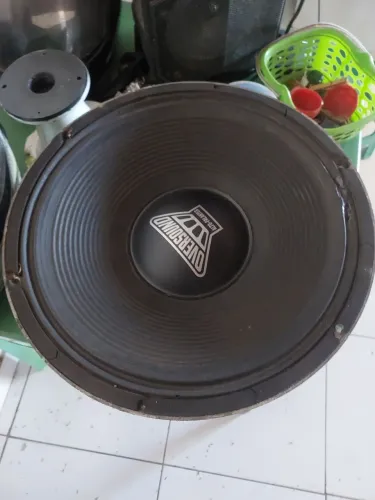 Auto falante oversond 15". 600 rms carcaça de alumínio.