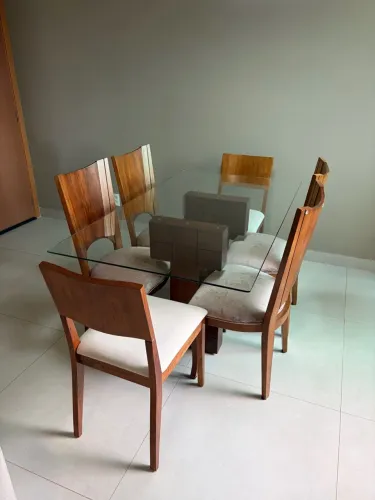 VENDE-SE MESA DE JANTAR RETANGULAR COM 6 CADEIRAS