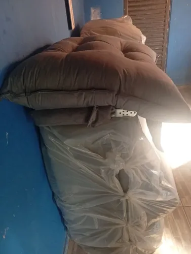 VENDO SOFA RETRÁTIL NO PLÁSTICO, VOU TER QUE VENDER POIS AS DIVIDAS APERTARAM 