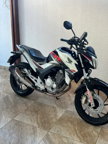 Moto CB Twister única dona