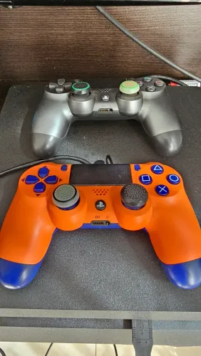 PS4 Slim 1 Terabyte na Caixa - 2 Controles (1 Laranja Sunset) + Jogo Mídia Física
