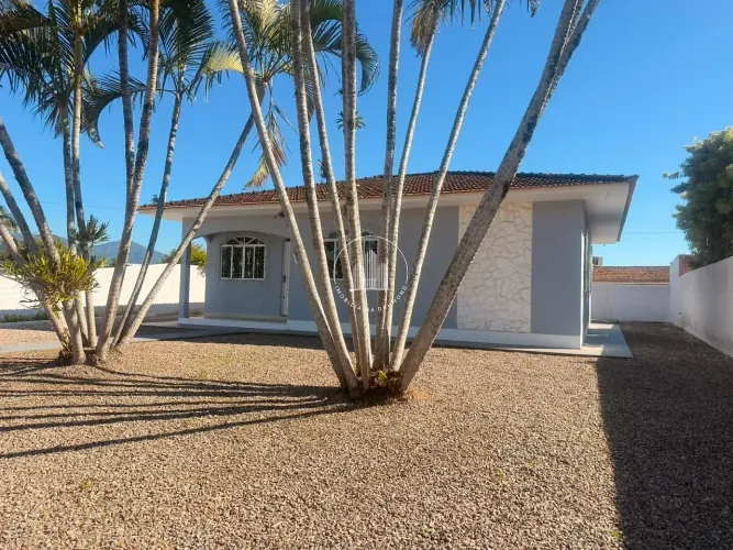 Casa Plana 3 Quartos 90m² com Churrasqueira - Pachecos - JMS