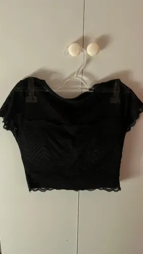 Cropped de renda trabalhada
