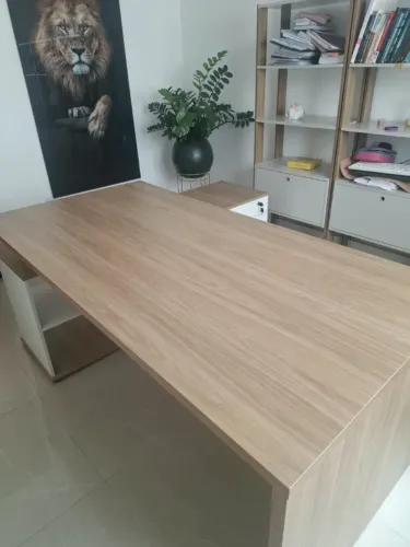 Mesa de escritório com poucos meses de uso, já se encontra desmontada