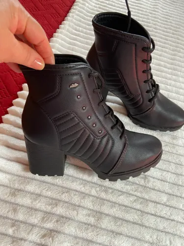 Vendo duas botas tamanho 36, marca: dakota. 