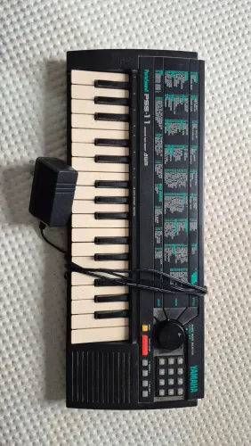 Teclado Yamaha PortaSound PSS 11 AWM - Funciona
