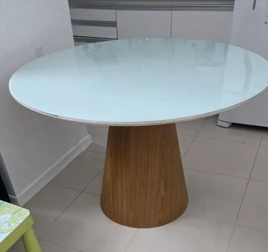 Mesa de Jantar Redonda Cone 120cm base freijo tampo laca + vidro