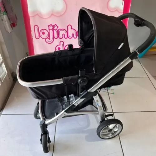 Carrinho Moises, preto, reclinavel, dobravel, cintos completos 