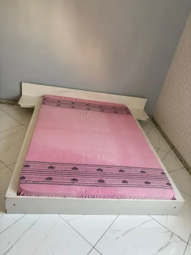 Cama de casal estilo japonesa / baixa minimalista com laterais - ótimo estado
